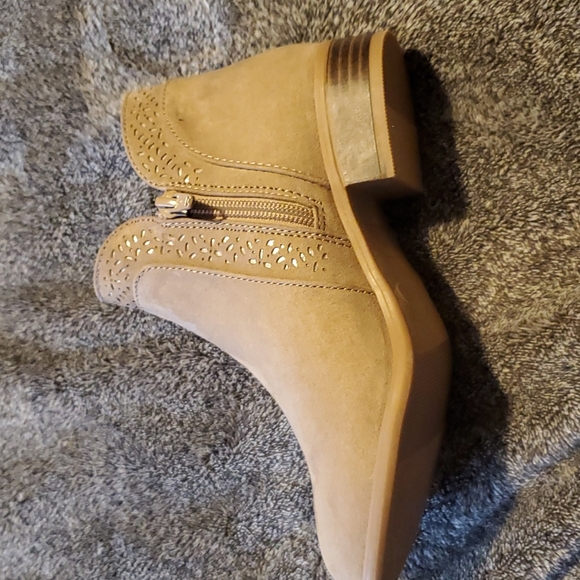 Girls Size 2 Tan Suede Boots Never Worn - Picture 3 of 4